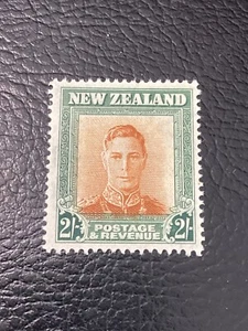New Zealand 1947-52 KGVI 2/- brown-orange & green MH - Picture 1 of 2
