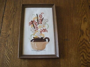 Vintage Kreuzstich gerahmtes Bild Kunst Land Topf mit Trockenblumen - Bild 1 von 7