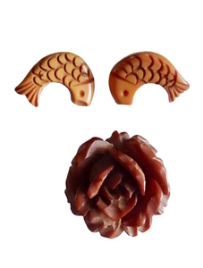PENDIENTES BAQUELITA TALLADA ROSA COLGANTE KOI CARPA PEZ TORNILLO TRASERO VINTAGE neocurio - Imagen 1 de 4