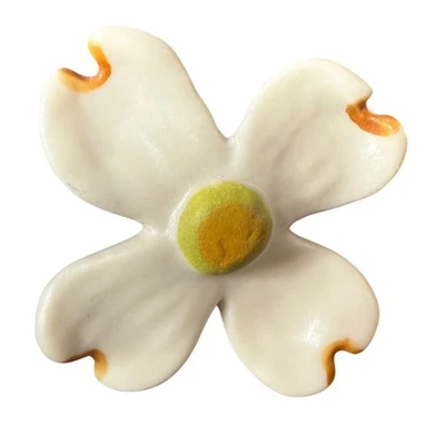 Broche prendedor flor madera de perro blanco tono dorado tallo pequeño accesorio de acento Foto 1 de 2