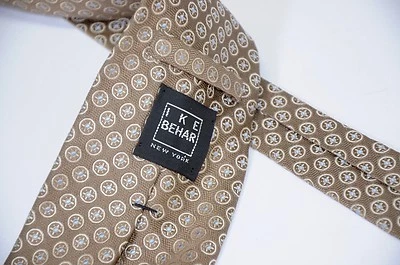 Corbata de seda medallón a lunares bordado tejido marrón claro Ike Behar EE. UU. 3,75" Foto 1 de 4