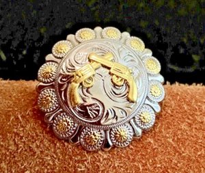 SILBER WESTERNSATTEL CONCHO SET (2 CONCHO’S SILBER UND GOLD SIX SHOOTER - Bild 1 von 5