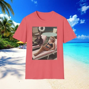 Camiseta vintage de mujer y chimpancé junto a la piscina | Camiseta única unisex de verano para amantes de los animales - Imagen 1 de 92