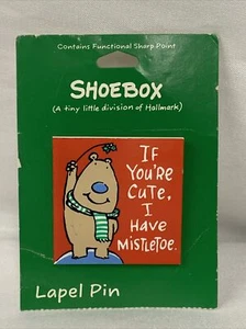 PIN de colección Hallmark Navidad MUÉRDAGO CAJA DE ZAPATOS Si lindo tengo muérdago NUEVO* - Imagen 1 de 2