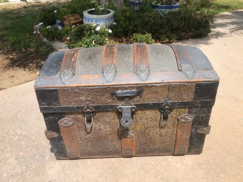 ANTIQUE VICTORIAN DOME TOP CHEST STEAMER TRUNK EMBOSSED METAL OAK W/ TRAY Cover