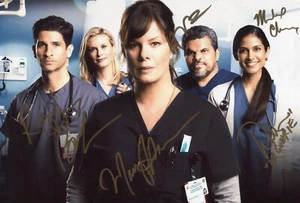 Foto firmada por elenco Code Black 6x Marcia Gay Harden Raza Jaffrey ++++ autógrafos - Imagen 1 de 10