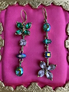 Betsey Johnson Schmetterling Blitz lila grün Kristall Juwel AB nicht übereinstimmende Ohrringe - Bild 1 von 2