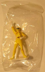 Figura de acción Yellow Ranger Power Rangers 2,75" de alto Cake Topper sin usar en paquete - Imagen 1 de 3