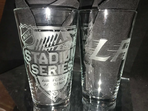 2020 NHL SPECIAL EDITION STADIUM SERIES LOS ANGELES KINGS 2 ETCHED PINT GLASSES Cover