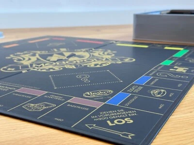 Hasbro Monopoly Signature Edition C0729100 Sammlerstück mit 64 Spielfiguren - Bild 1 von 4