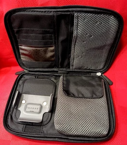 NEU HANDFEDER HÜLLE SCHWARZ REISSVERSCHLUSS GEPOLSTERT VERSTELLBAR FÜR TASCHEN & HANDY MIT AUSWEIS - Bild 1 von 16