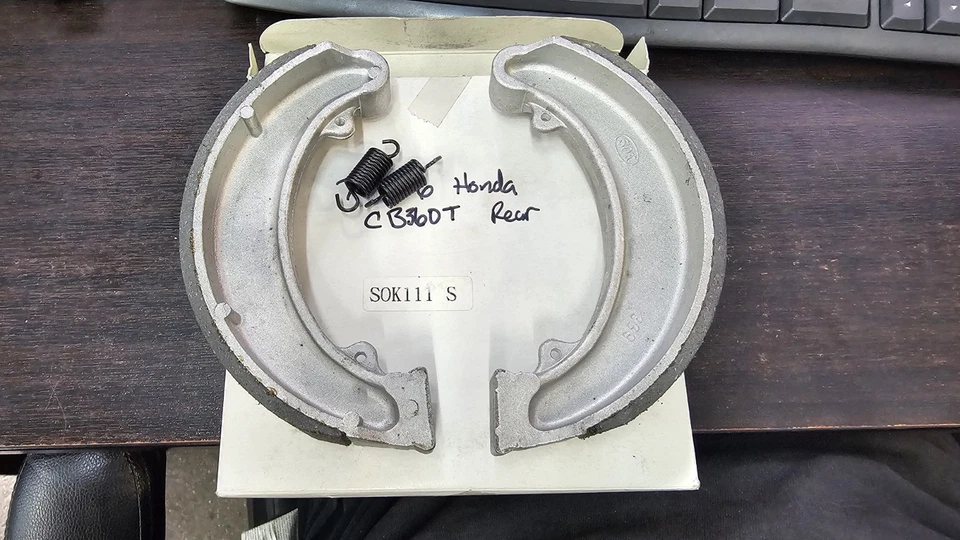 Sapatos de freio traseiro para Honda Cb360G Cb360T 1973 1974 1975 1976 / CJ360T 1976 1977 - Imagem 1 de 1