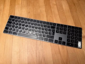 Apple Magic Keyboard mit Ziffernblock – schwarz (teildefekt) - Bild 1 von 3