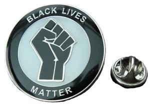 Black Lives Matter BLM Pin Badge Anti Racism Racist Fist Brooch - Photo 1 sur 3