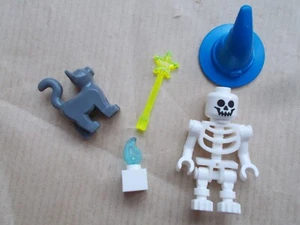 LEGO HEXE SKELETT ZAUBERER BLAUER SPITZER HUT, BLAUE FLAMME, ZAUBERSTAB & KATZE HARRY POTTER - Bild 1 von 3