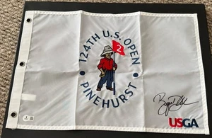 PIN BANDERA BRYSON DECHAMBEAU FIRMADO 2024 EE. UU. ABIERTO PINEHURST CERTIFICADO DE AUTENTICIDAD BECKETT - Imagen 1 de 3