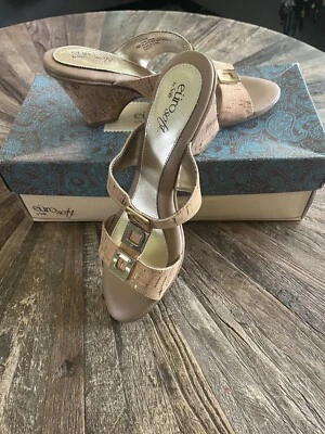 Sandálias femininas Sofft de cortiça com detalhes dourados tamanho 8M - Imagem 1 de 4