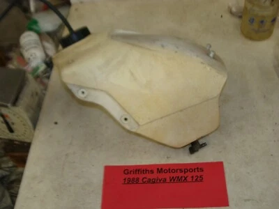 Cagiva WMX 125 1988 fabricante de equipos originales Ahrma WRK tapa de celda de tanque de combustible de gasolina  Foto 1 de 4