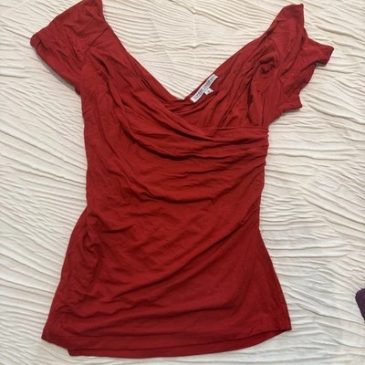 Camiseta deportiva para mujer Donna Degnan roja acanalada suave pequeña Foto 1 de 4