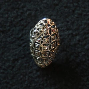 Divertido anillo de moda de metal plateado en forma de escudo con cristales plateados - Imagen 1 de 2