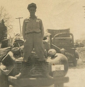 Foto anni 40 in bianco e nero uomo in uniforme auto distrutta H&L servizio di consegna Hattiesburg MS - Foto 1 di 3