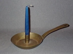 Antiguo candelabro francés de cámara de latón del siglo XVIII  - Imagen 1 de 7