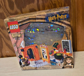 LEGO 4721 Harry Potter: Classroom/Mirror of Erised - 100% w/box & manual