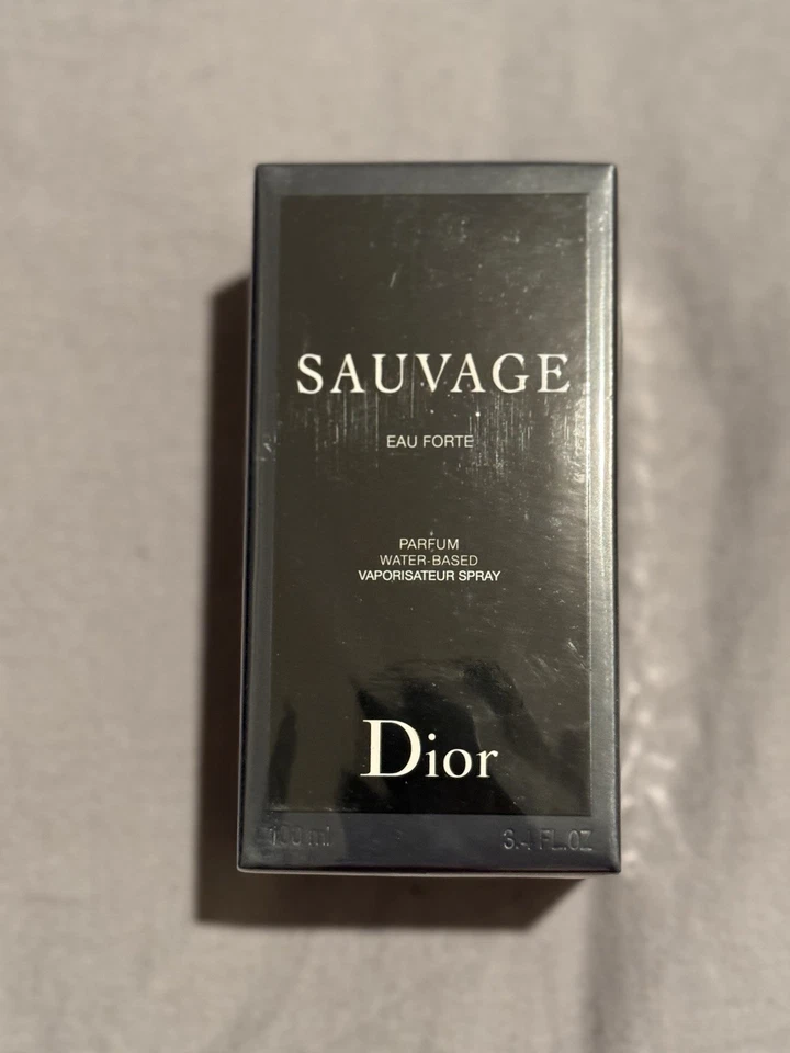 Dior Sauvage Eau Forte 3,4 унц на водной основе, без спирта, свежая - НОВАЯ ЗАПЕЧАТАННАЯ КОРОБКА - Изображение 1 из 4