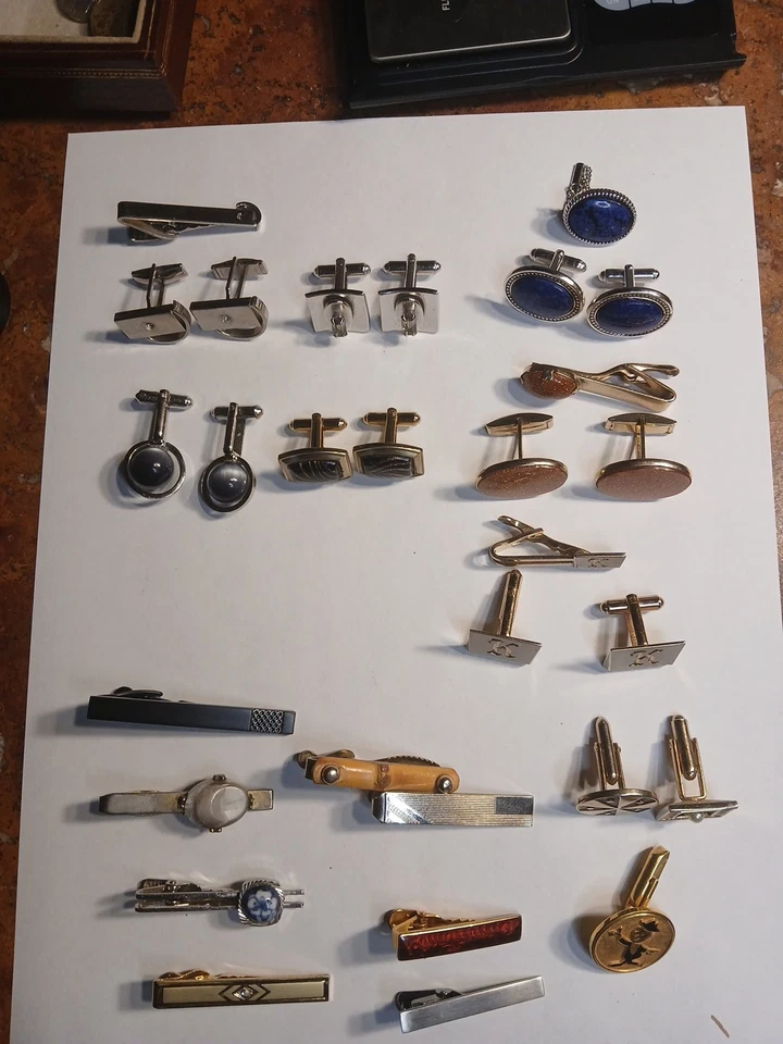 Lote de 29 abotoaduras e clipes de gravata. 4 conjuntos de punhos/clipes de gravata. 8 clipes de gravata, 3 solitários - Imagem 1 de 4