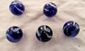 OLD 5 TOY MARBLES COBALT BLUE 0.7''4 WHITE SURFACE BANDS DARK BLUE AGAINST LIGHT - Picture 1 of 11