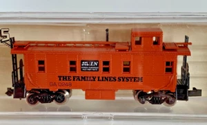 Atlas N Caboose Family Lines System N Scale Orange Caboose 3579 - Picture 1 of 3