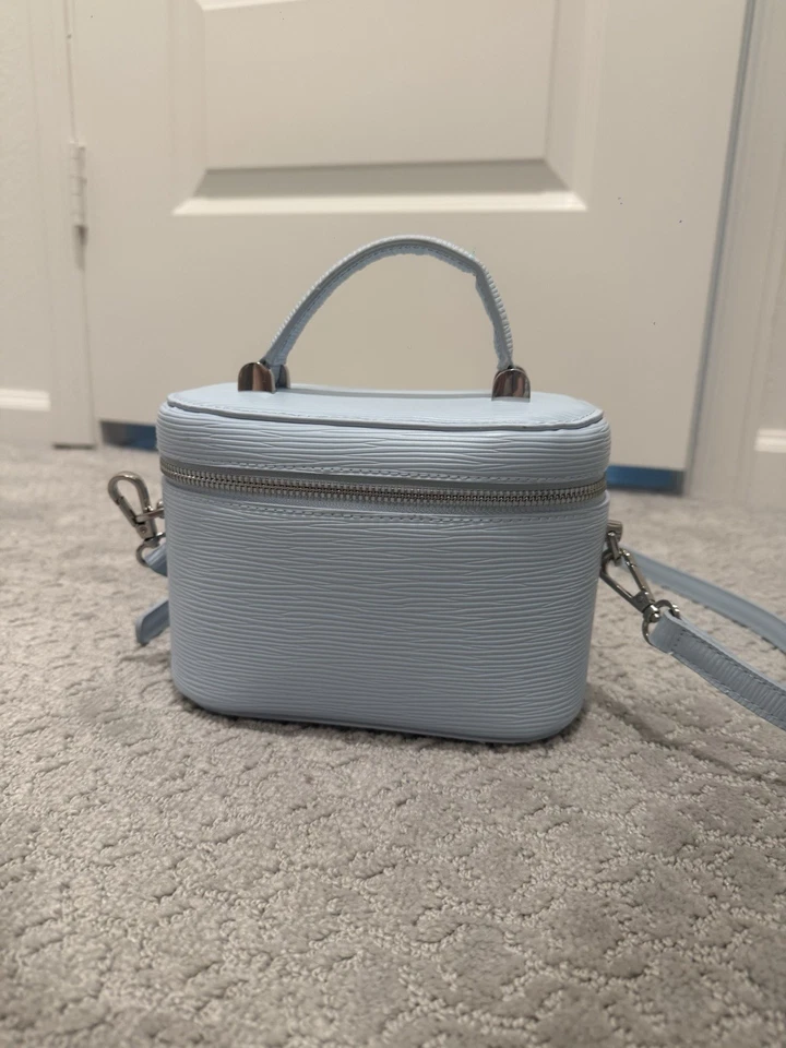 Bloomingdales Estuche de Viaje Azul Claro Con Correa Nuevo Envío Gratis  Foto 1 de 4