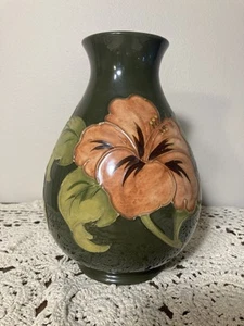 MOORCROFT POTTERY “HIBISCUS “ VASE IN OLIVE GREEN  - Bild 1 von 8