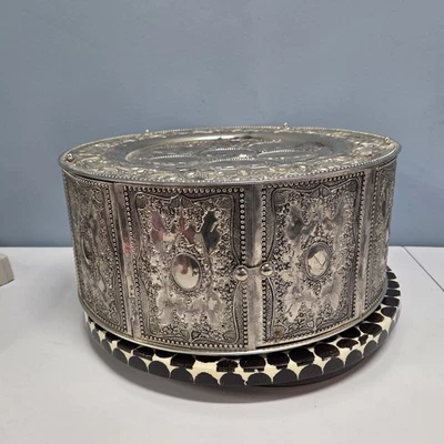 Plato Seder Pesaj Clásico Redondo Tres Niveles Estilo Filigrana 15" W X 7" H Foto 1 de 4