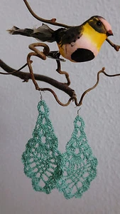 lindgrüne Häkelohrringe (Ohrschmuck, Ohrringe, Häkelschmuck, Modeschmuck) - Picture 1 of 2