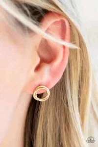 PAPARAZZI Simple Radiance - Gold Ohrringe zierliche Ohrstecker Post Back schlicht Neu mit Etikett - Bild 1 von 2