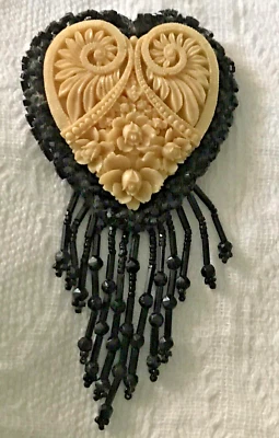 Broche Pin Luto Corazón Repujado y Cuentas Negras Linda Sampson Imortelle Arte Foto 1 de 4