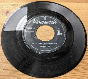 45-05823 7" 45RPM '61 BRENDA LEE "LET'S JUMP THE BROOMSTICK / ROCK-A-BYE B.." EX - Picture 1 of 2