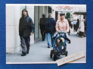 Original Press Photo - 8"x6" - The Stone Roses - Ian Brown & family - 2001 - B - Picture 1 of 2