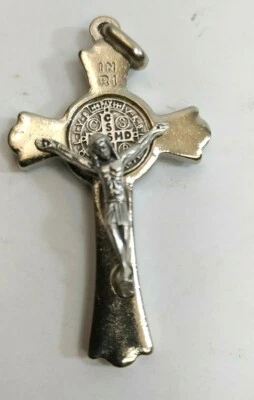 CROCIFISSO CROCE MEDAGLIA SAN BENEDETTO IN METALLO COLORE ARGENTO 3P CM 5 X 3 - Immagine 1 di 4