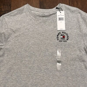 Tommy Hilfiger Camiseta Para Hombre Pequeña Gris 1985 Cosido Logo Manga Corta Nueva Con Etiquetas - Imagen 1 de 5