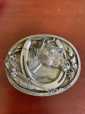 1995 Siskiyou Western 3" Fivela de Cinto CAVALO Pena de Ferradura Cowboy Estanho EUA - Imagem 1 de 2
