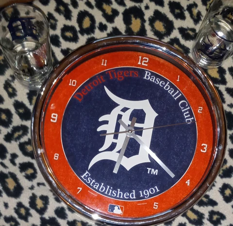 Detroit  Tigers Baseball Club Established 1901 Plus Two Jim Beams Glasses Cover