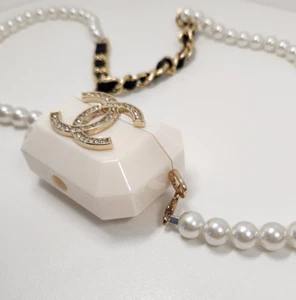 CHANEL VIP GIFT White Acrylic Earpods Case with Pearl Chain Sling Necklace - Photo 1 sur 9
