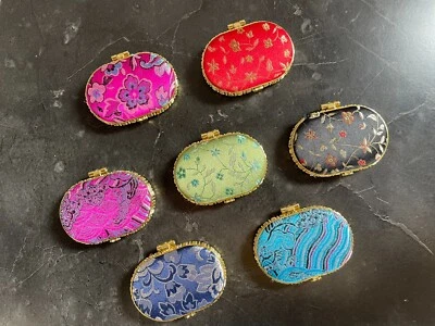 HOMESTREET Bestickte Kunstseide Brokat oval kompakt Handtasche Spiegel in verschiedenen Farben 7 cm