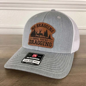 No Bragging Until You're Dragging Jagd Leder Patch Hut Grau/Weiß - Bild 1 von 4