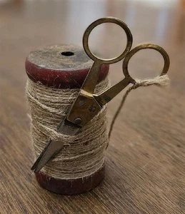 CARRETE DE MADERA PRIMITIVO VINTAGE con cuerda y tijeras 3,5"Hx2"D - Imagen 1 de 2