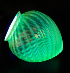 ANTIQUE URANIUM SWIRL BULLET GLASS LAMP SHADE RARE - Picture 1 of 4