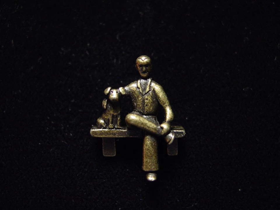 Prendedor de tachuela "JJ" Jonette Joyería Bronce Estaño 'CÚBICO Hombre con Perro' Foto 1 de 1