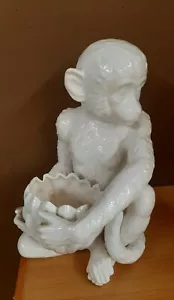 Monkey figure with a banana basket - Picture 1 of 2